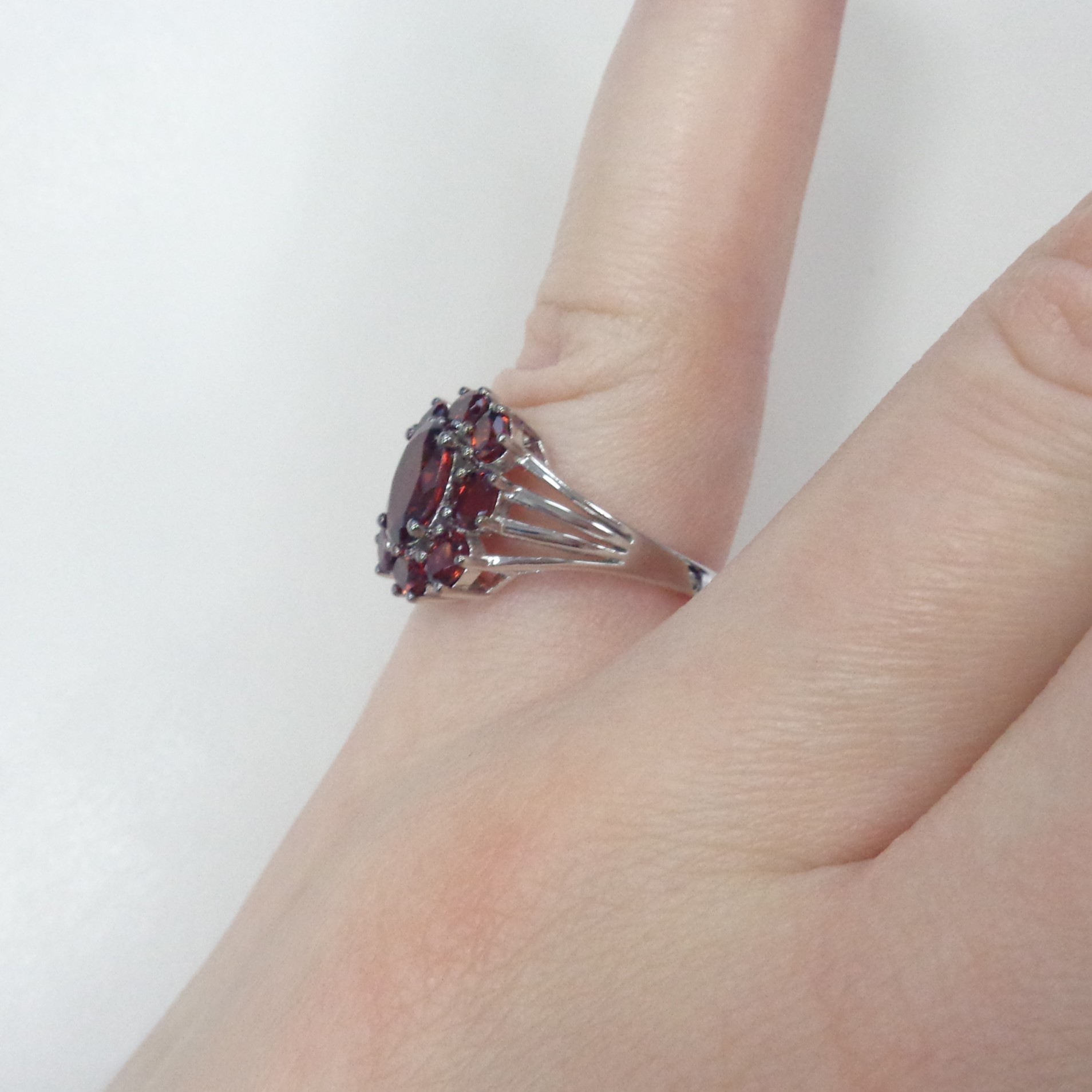 Серебряное кольцо с гранатами